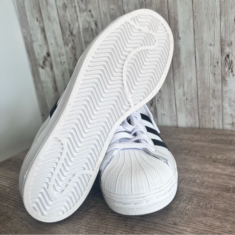 Adidas Low Top Superstars Size 7.5 - Picture 3 of 7